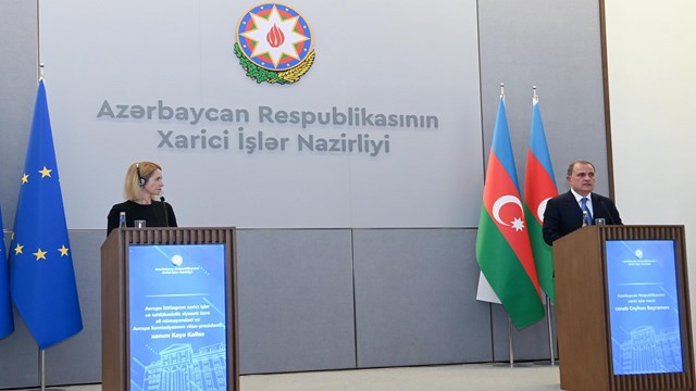 azerbaycan-erivan-ve-paristen-turk-ve-azerbaycan-bayraklarinin-yakilmasini-onl