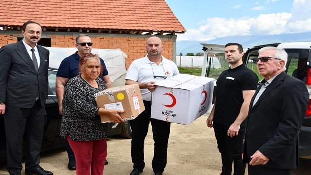 turk-kizilay-kuzey-makedonyada-ihtiyac-sahiplerine-kiyafet-yardiminda-bulundu