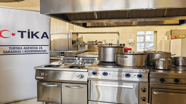 tika-sirbistanda-bir-lise-yurdunun-mutfak-ekipmanlarini-yeniledi