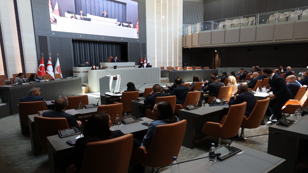 kktc-cumhuriyet-meclisi-yeni-binasinda-ilk-toplantisini-yapti