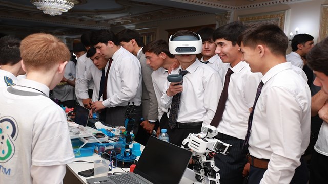 tika-tacikistan-da-gencleri-bilisim-teknolojileriyle-bulusturuyor