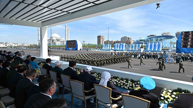 kazakistanda-vatan-savunuculari-gunu-buyuk-askeri-gecit-toreniyle-kutlandi