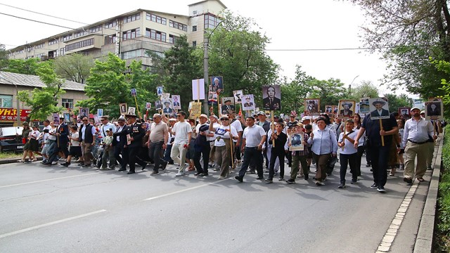 kirgizistanda-9-mayis-zaferinin-80-yilinda-olumsuz-alay-yuruyusu-yapildi