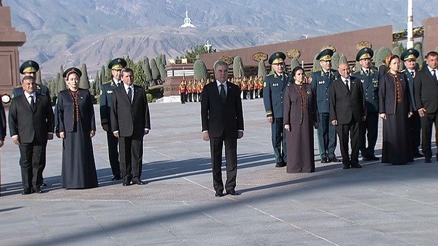 turkmenistan-da-2-dunya-savasinda-hayatini-kaybedenler-icin-anma-toreni-duzenle