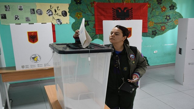 arnavutluktaki-genel-secimde-oy-kullanma-islemi-basladi