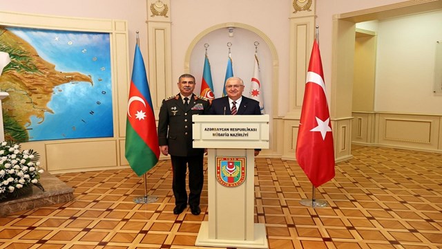 milli-savunma-bakani-guler-azerbaycan-savunma-bakani-hasanovla-gorustu