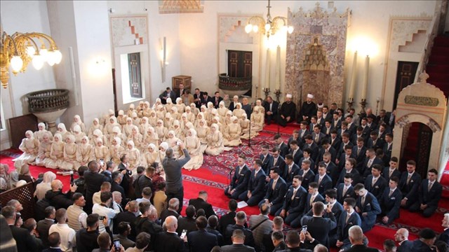 saraybosnadaki-gazi-husrev-bey-medresesi-475inci-mezunlarini-verdi