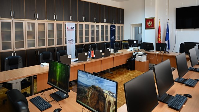 tikadan-karadag-universitesi-tarih-enstitusune-teknik-ekipman-destegi