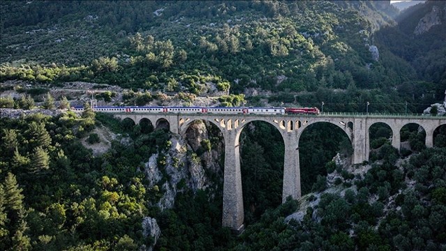 varda-koprusunden-gecen-erciyes-ekspresinde-yesil-rota-ile-essiz-yolculuk-de