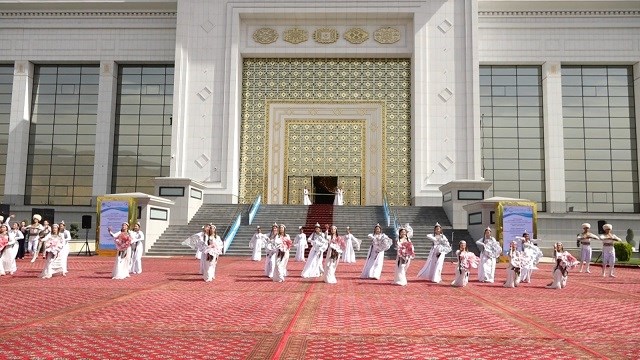 turkmenistan-in-baskentinde-askabat-sehir-gunu-kutlandi