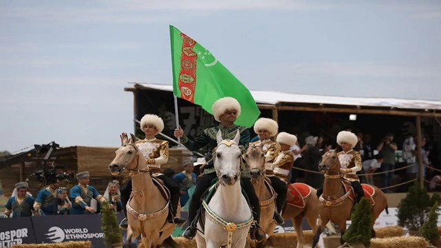 turkmenistan-7-etnospor-kultur-festivalinde-binicilik-takimi-ile-yer-aldi