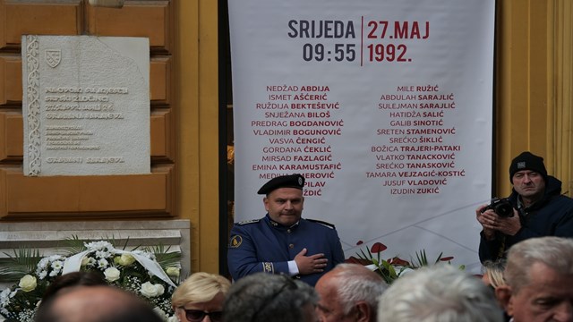 bosna-hersekteki-savasta-ekmek-kuyrugunda-oldurulen-26-kisi-torenle-anildi