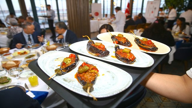 azerbaycanda-turk-mutfaginin-klasik-tatlari-tanitildi