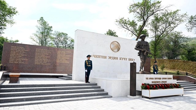 kirgizistan-da-sinir-catismalarinda-sehit-olan-askerler-icin-anit-acildi