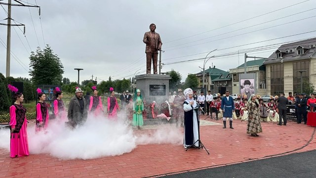 kirgiz-sair-ve-yazar-colon-mamitov-un-heykeli-os-ta-torenle-acildi