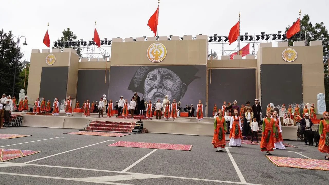 kirgizistanin-baskenti-biskekte-8-uluslararasi-dunya-halklarinin-destanlari-f