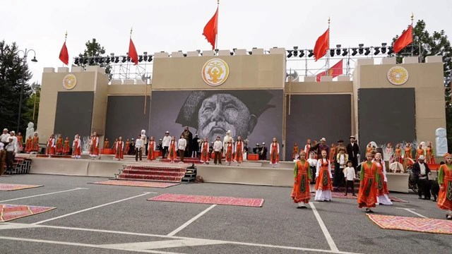 kirgizistanin-baskenti-biskekte-8-uluslararasi-dunya-halklarinin-destanlari-f