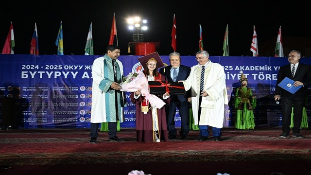kirgizistan-turkiye-manas-universitesi-nde-24-donem-mezuniyet-toreni-duzenlendi
