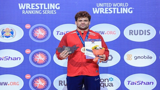 milli-guresci-osman-gocen-mogolistanda-altin-madalya-kazandi