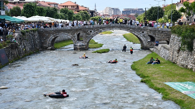 kosovada-adrenalin-tutkunlari-cevre-kirliligine-dikkati-cekmek-icin-nehirde-sam