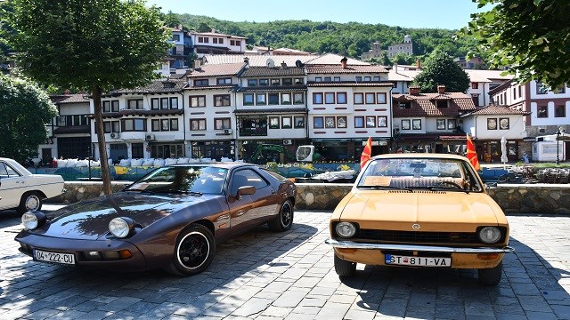 klasik-otomobil-tutkunlari-kosovanin-prizren-sehrinde-bulustu