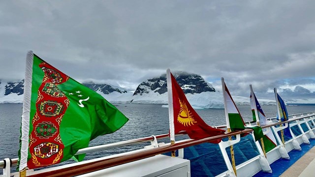 tacikistanli-gezgin-turkistan-ulkelerinin-bayragini-antarktikada-dalgalandirdi