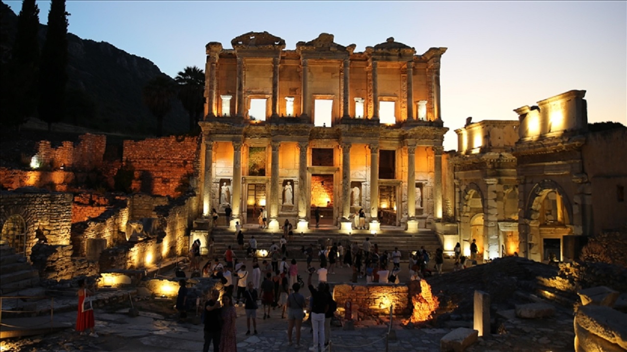 efes-antik-kentinde-gece-muzeciligi-basladi