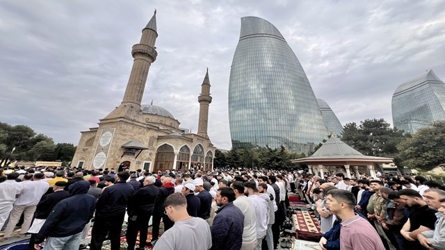 azerbaycanda-bayram-namazi-kilindi