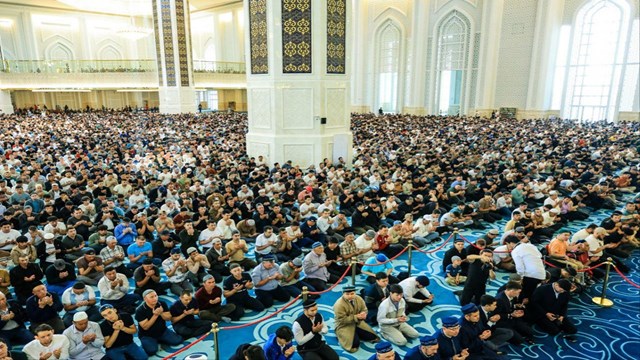 kazakistanda-kurban-bayrami-namazi-kilindi
