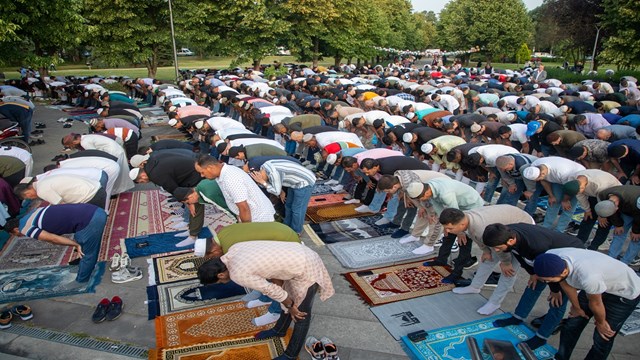 balkanlar-da-muslumanlar-kurban-bayrami-namazini-kildi