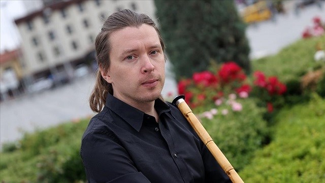 rus-muzisyenin-hayatina-etkilendigi-ney-sesi-yon-verdi