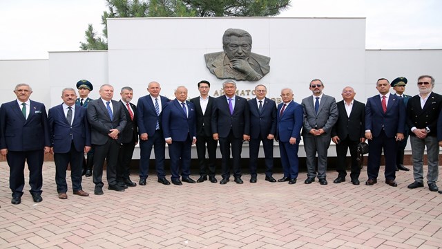 kirgiz-yazar-cengiz-aytmatov-vefatinin-17-yilinda-mezari-basinda-anildi