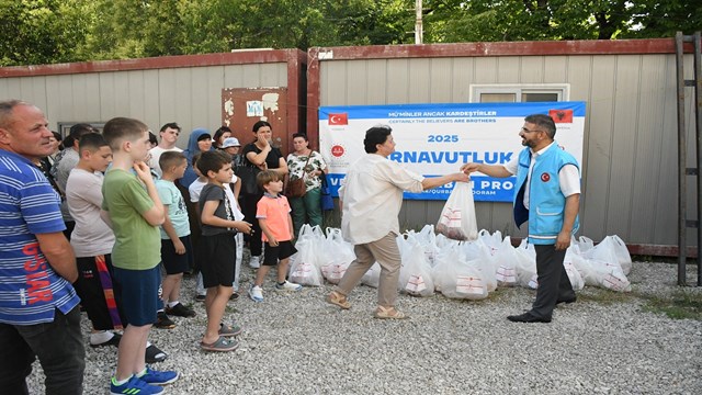 tdv-arnavutluktaki-ihtiyac-sahiplerine-kurban-eti-dagitti