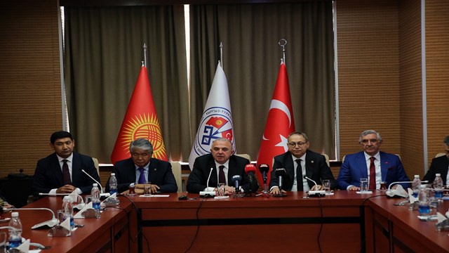 cengiz-aytmatov-enstitusu-baskani-topsakal-kirgizistan-turkiye-manas-universite