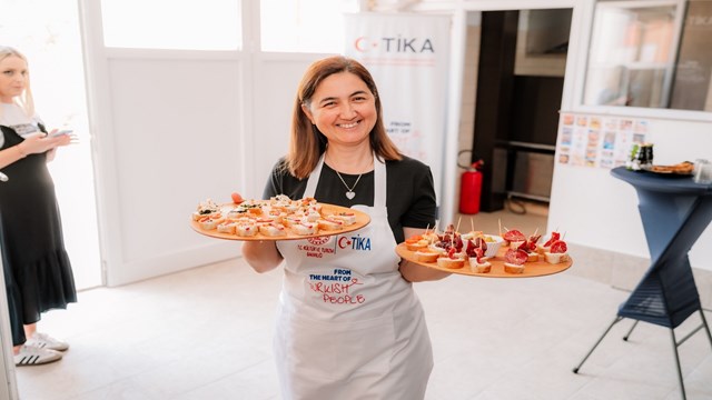 tika-selden-etkilenen-bosnali-kadinlar-icin-profesyonel-mutfak-kurdu