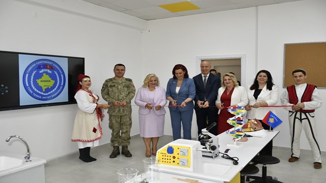 turk-askerinin-kosovada-egitime-destegi-suruyor