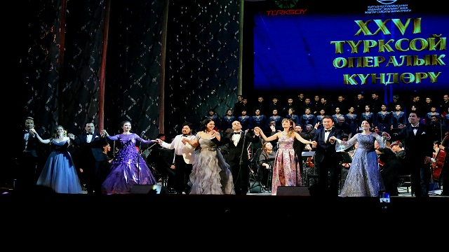 turk-dunyasinin-opera-sanatcilari-kirgizistanda-ayni-sahnede
