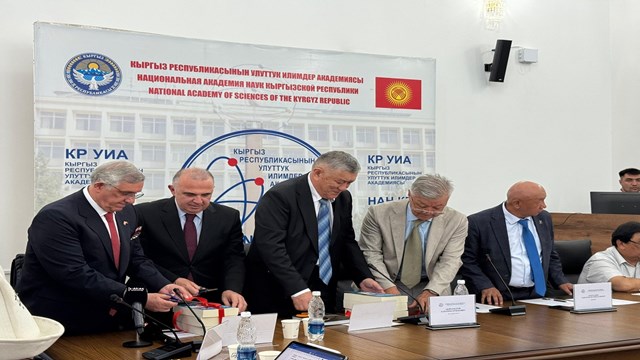 sagimbay-orozbak-uulunun-yorumladigi-manas-destani-turkceye-cevrildi