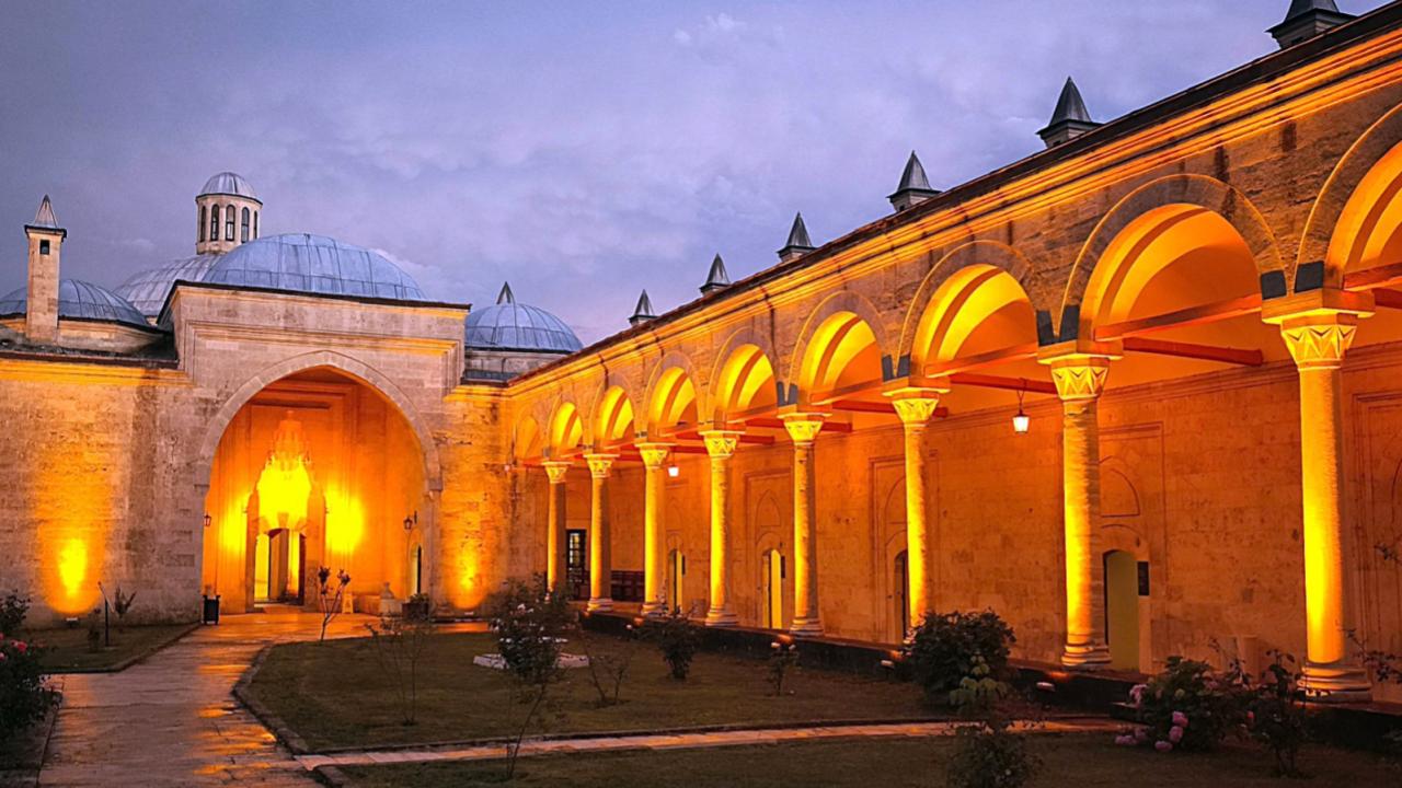 osmanlinin-sifahanesi-bayezid-kulliyesinde-gece-muzeciligi-basliyor