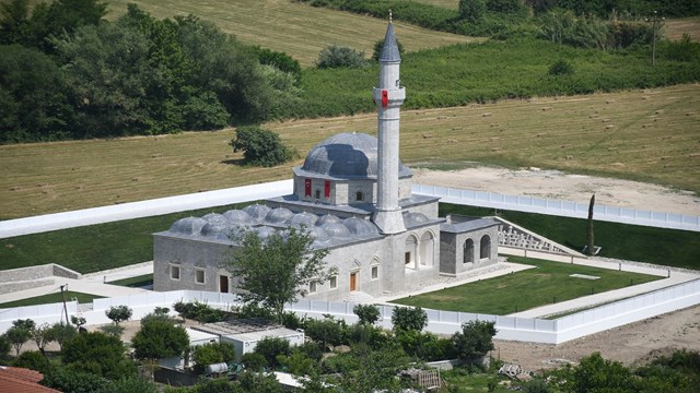 turkiyenin-destegiyle-restore-edilen-arnavutluktaki-kursunlu-camisi-eski-ihtis