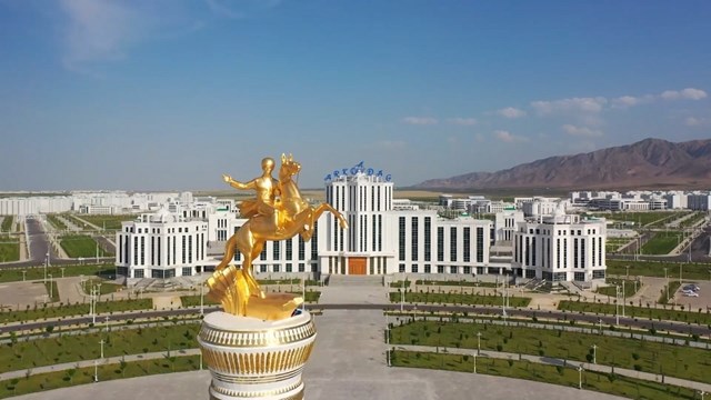 turkmenistan-in-akilli-sehri-arkadag-da-kurulusunun-ikinci-yil-donumunde-kutlam