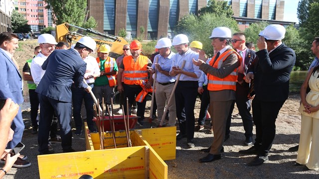 kosovanin-kuzeyindeki-mitrovica-sehrinde-2-yeni-koprunun-temeli-atildi