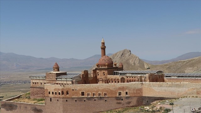 agridaki-ishak-pasa-sarayi-geleneksel-turk-sanatlarina-ev-sahipligi-yapti