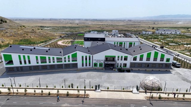 kirgizistan-ermeni-isgalinden-kurtulan-agdamda-okul-insa-etti