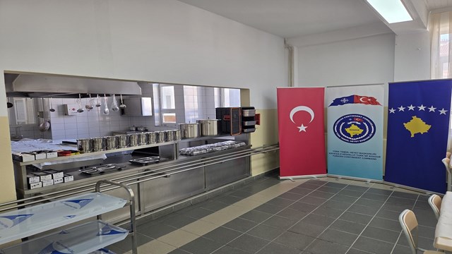 turk-askerinden-kosovadaki-isitme-ve-konusma-engelliler-okuluna-destek