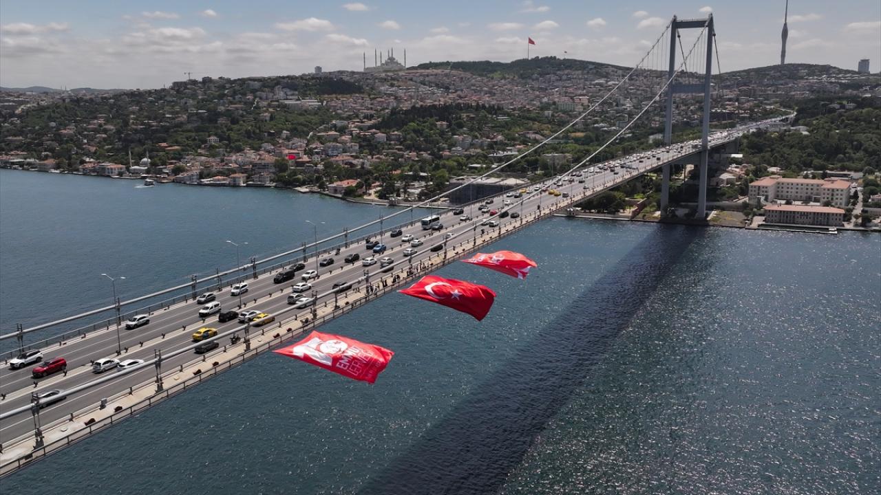 15-temmuz-sehitler-koprusune-turk-bayragi-asildi