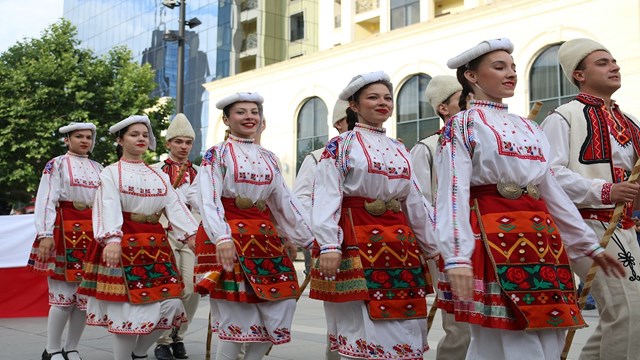 kosovada-festival-kapsamindaki-kortej-yuruyusu-renkli-goruntuler-olusturdu