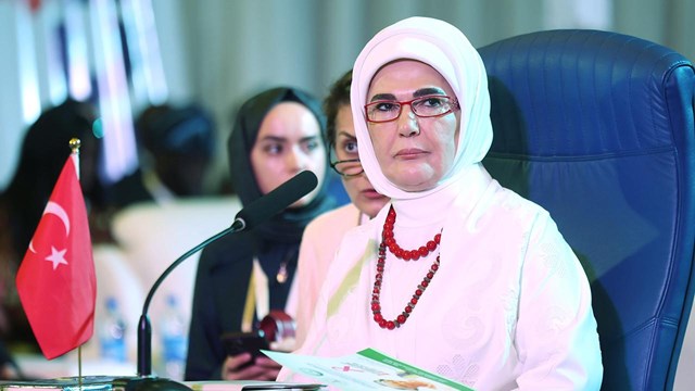 emine-erdogan-srebrenitsa-soykiriminda-hayatini-kaybedenleri-andi