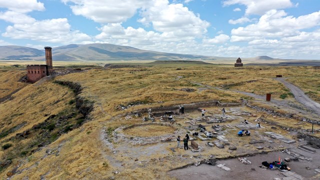 ani-oren-yerinde-toprak-altindaki-tarihin-ortaya-cikarilmasi-icin-6-noktada-kaz
