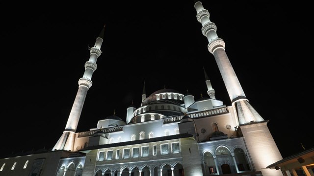 90-bin-camide-15-temmuz-sehitleri-icin-sela-okundu